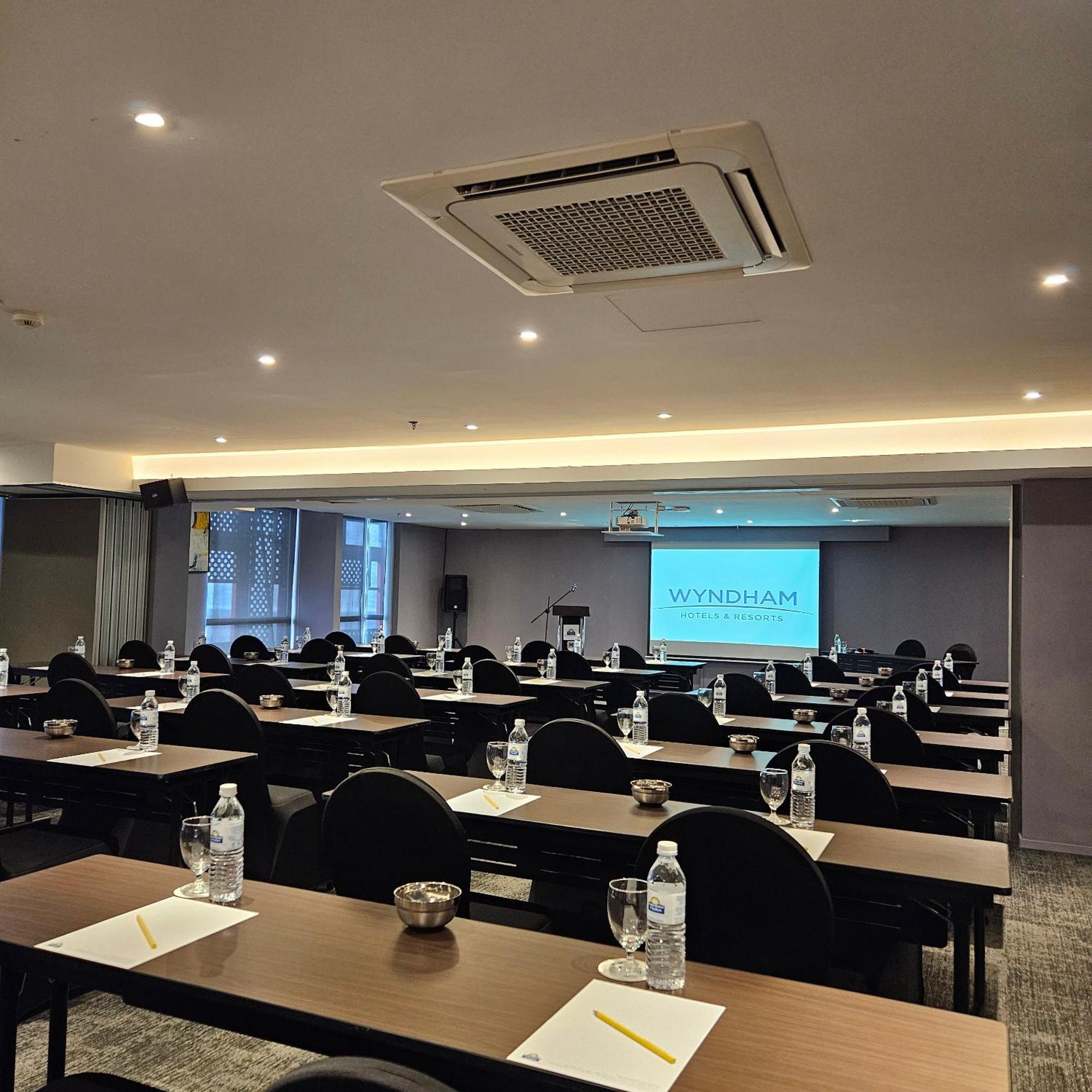 Days Hotel & Suites By Wyndham Kl - Chan Sow Lin Mrt Or Lrt Kuala Lumpur Ngoại thất bức ảnh